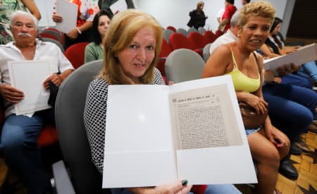 Moradores da rua Martin Afonso celebram entrega de títulos de propriedade
