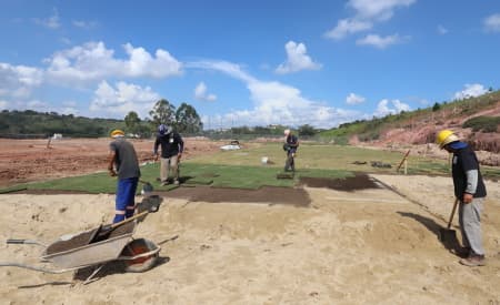 Parque do Morro do Cristo: Prefeitura avança na obra com construção da arquibancada do estádio e plantio de gramas