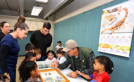 Crianças aprendem sobre prevenção de doenças transmitidas por animais em ação educativa nas escolas, realizada pela Vigilância em Saúde