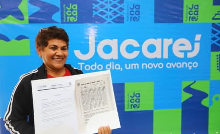 Emoção marca entrega de quase 160 títulos de regularização fundiária no Rio Comprido
