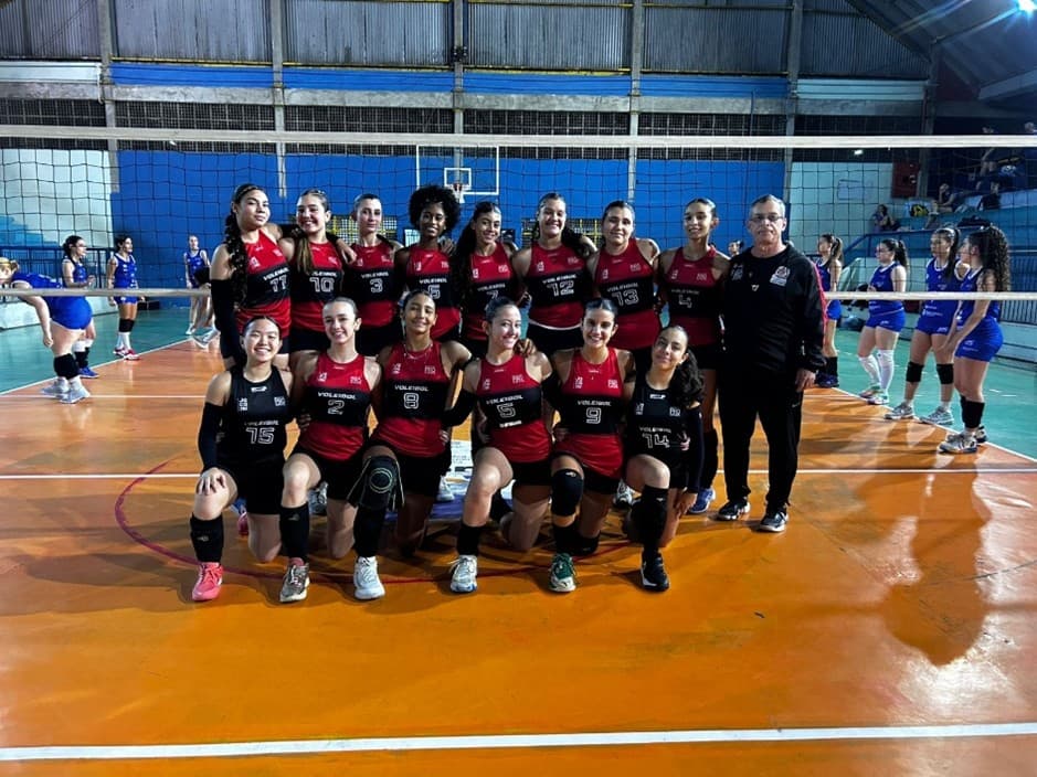 Equipe feminina de Voleibol de Jacareí vence Diadema em competição da Federação Paulista