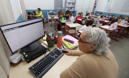 Escolas avançam com ferramentas tecnológicas e até estrutura de podcast