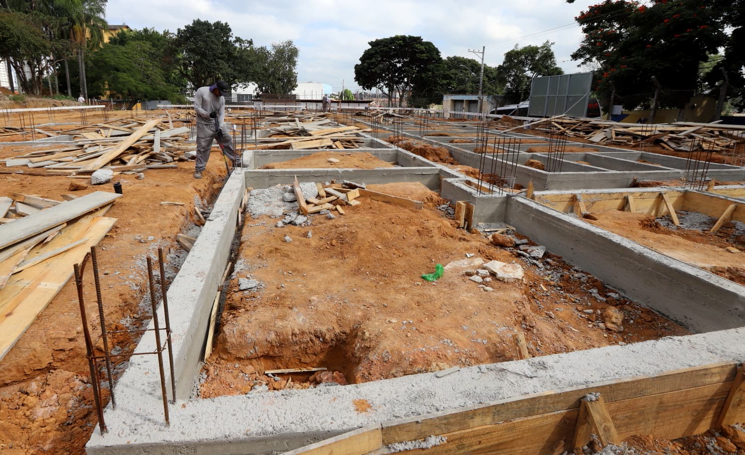 Obra saindo do papel: nova unidade de saúde do Jardim Luiza entra na fase de execução dos muros e concretagem