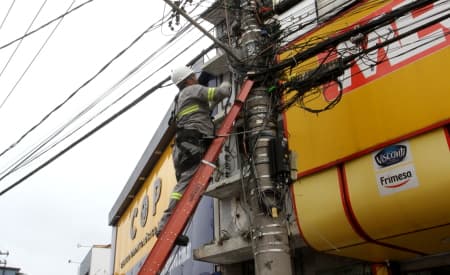 Prefeitura e EDP iniciam mutirão para retirada de cabeamentos irregulares e clandestinos de postes