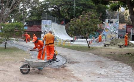 Praça do Half, no Jardim Liberdade, recebe equipes da Prefeitura para revitalização