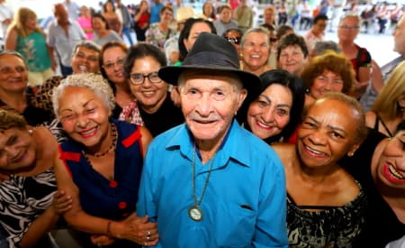 Viva a Vida de João da Silva! Centro de Convivência da Prefeitura homenageia morador que completou 105 anos