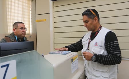 Equipe de Assistência Social realiza ação informativa com comércios da região central