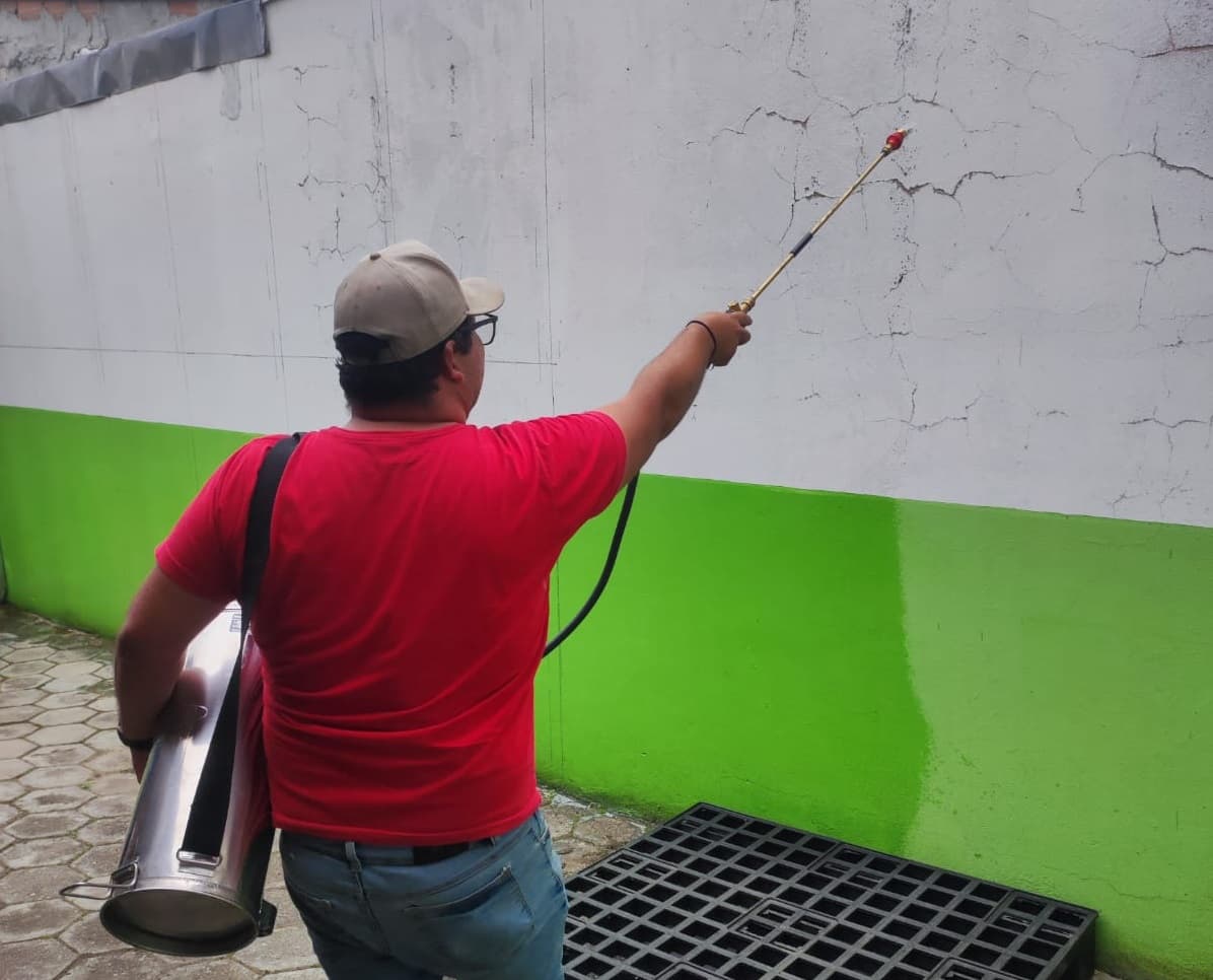 Reforço contra a dengue: agentes de combate às endemias têm treinamento de nova técnica para borrifação de inseticida