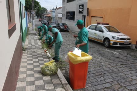 Prefeitura orienta sobre descarte correto de lixo durante blocos de rua no Carnaval