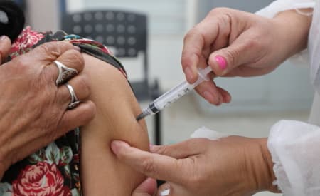 Unidades de Saúde vacinam mais de 2,1 mil pessoas contra a gripe no primeiro dia de campanha