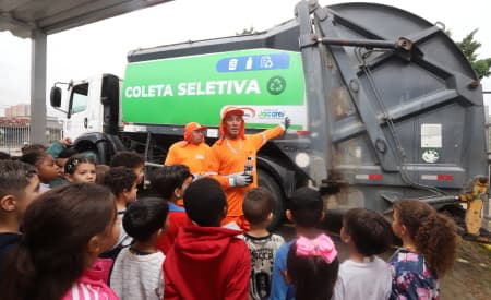 Caminhão da coleta seletiva visita escola para aula prática sobre descarte correto de lixo