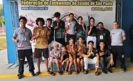 Equipe de Taekwondo de Jacareí conquista cinco ouros e é destaque esportivo do fim de semana