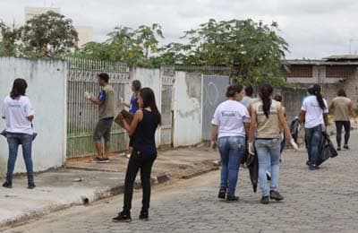 Vigilância orienta servidores municipais e mães do Jardim do Vale sobre o mosquito da Dengue