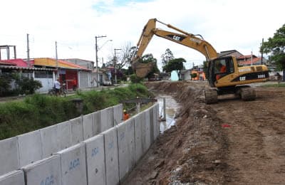 Obras de drenagem e pavimentação seguem em ritmo avançado na avenida dos Migrantes