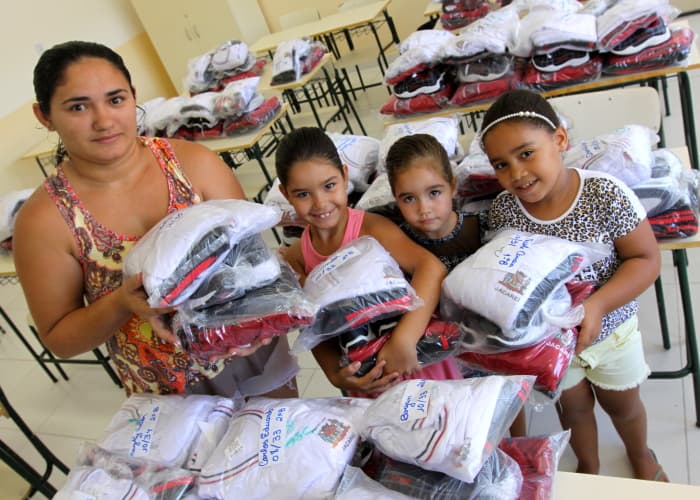 Jacareí realiza entrega de kits de uniformes escolares para alunos da rede municipal