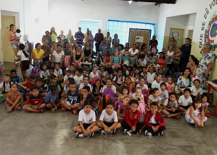 Alunos de EMEFs recebem novos uniformes escolares