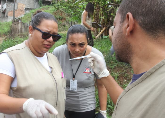 Equipes realizam vistoria casa a casa no Parque Meia Lua