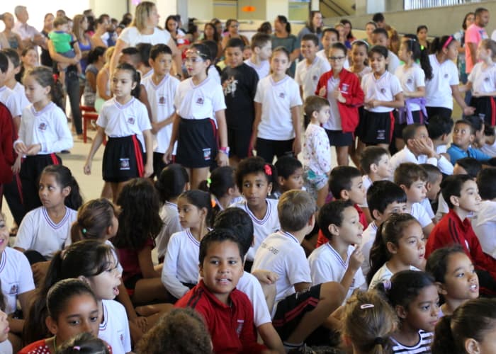 Uniformes escolares são entregues em mais duas escolas