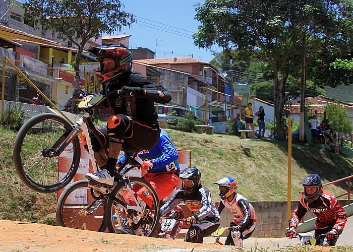 Equipe de bicicross disputa etapa da Copa Brasil em Americana (SP)