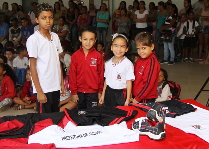 Uniformes escolares são entregues em mais duas EMEFs