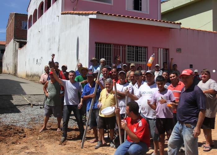 Mutirão para calçamento de vielas mobiliza moradores do bairro Primeiro de Maio