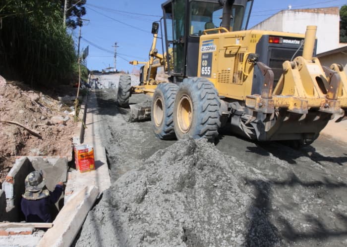Obras na avenida José Teodoro de Siqueira chegam à fase de drenagem e assentamento de guias