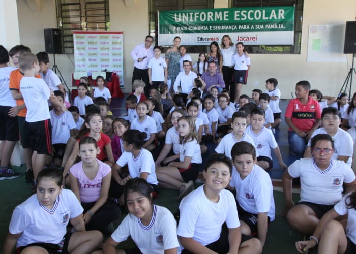 Uniformes escolares são entregues em mais duas escolas