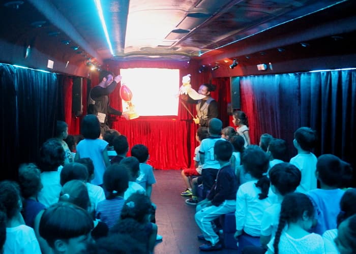 Teatro chega de ônibus em Jacareí