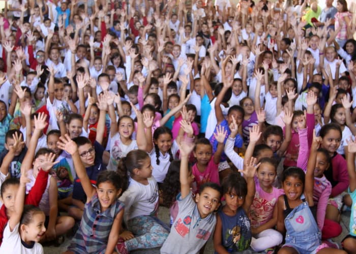 EMEFs do Meia-Lua e Parque Santo Antônio recebem uniformes escolares
