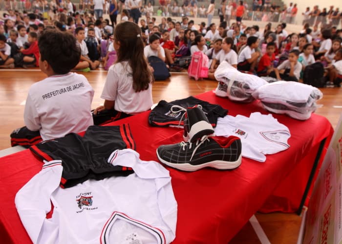 Uniformes escolares são entregues para alunos das EMEFs Silvio Silveira e Santa Rosa