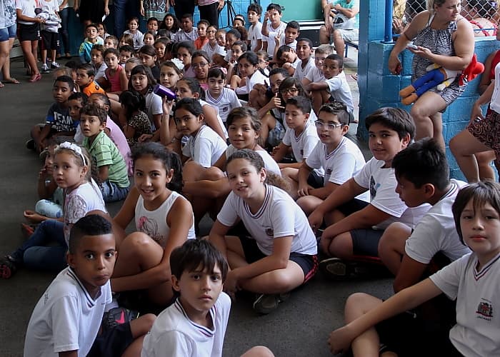 Entrega de uniformes reúne pais e alunos em mais duas escolas
