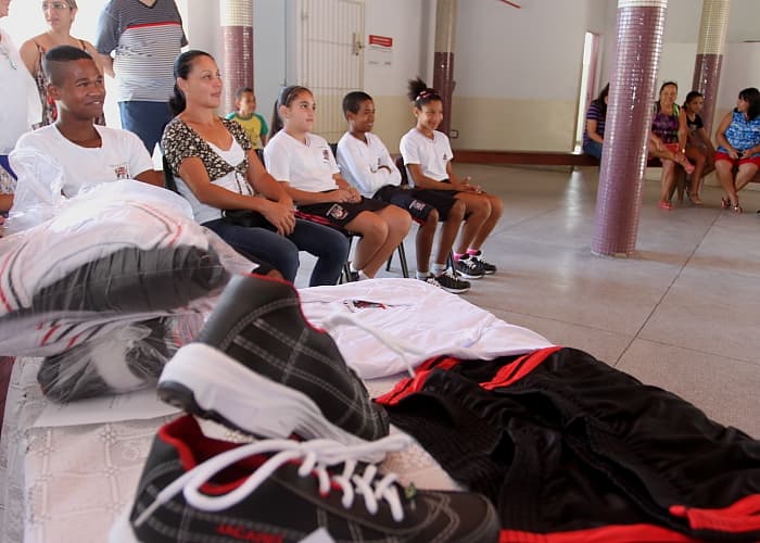 Mais duas EMEFs recebem uniformes escolares