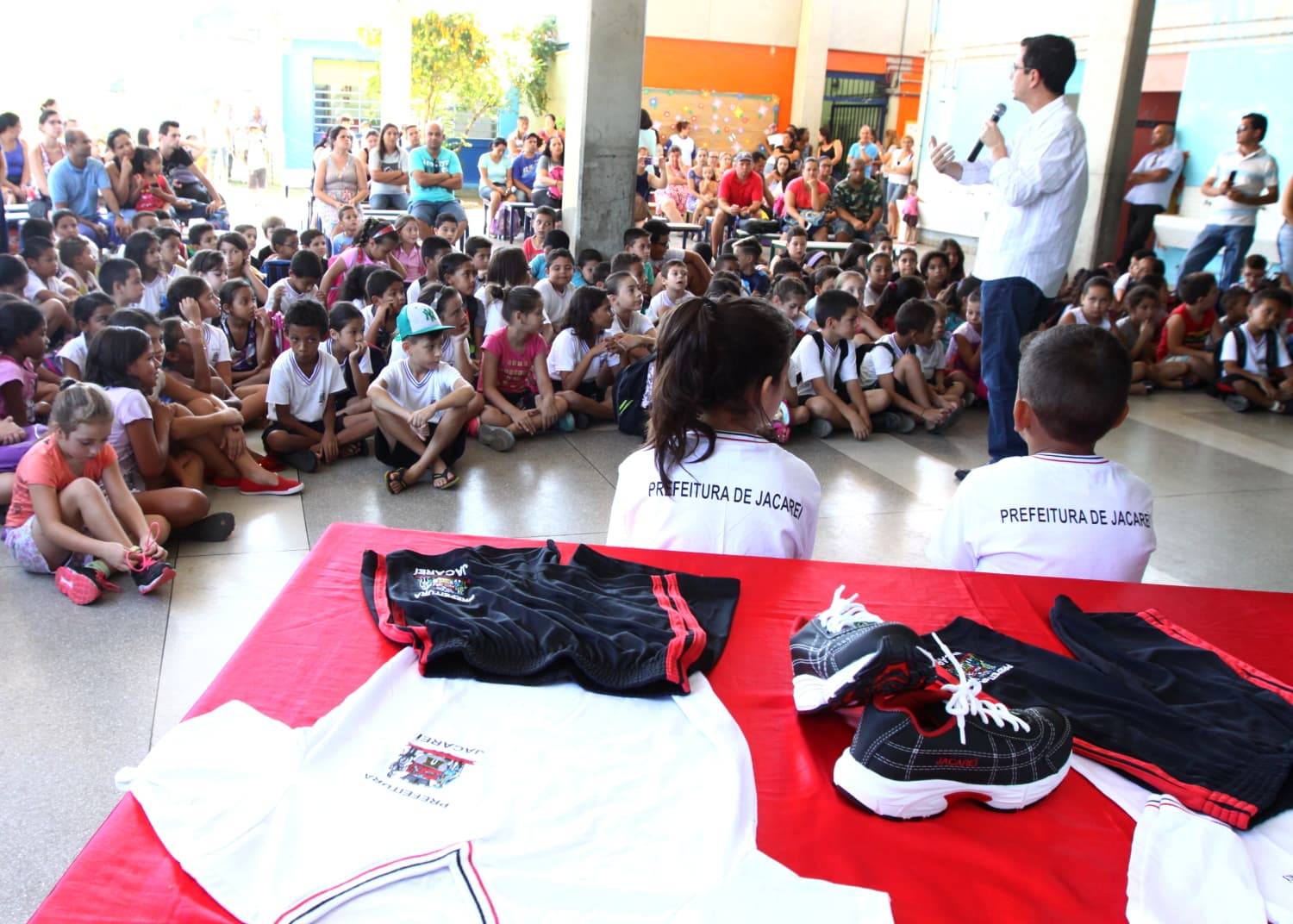 EMEFs do São Silvestre e Cidade Salvador recebem uniformes escolares