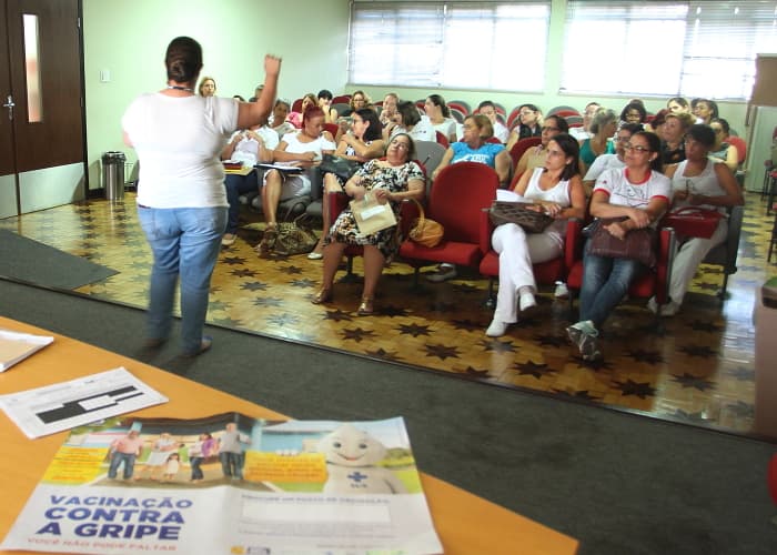 Profissionais da saúde realizam treinamento para a Campanha de Vacinação contra o H1N1