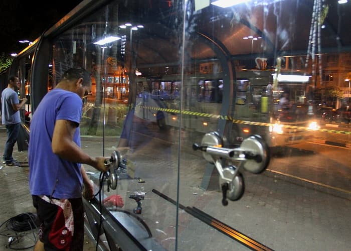 Prefeitura conclui colocação de placas de vidro em abrigos de ônibus no centro