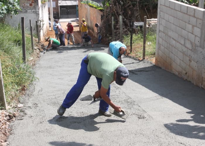 Calçamento de vielas mobiliza Primeiro de Maio