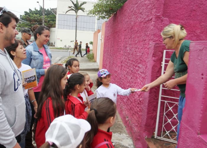 Crianças fazem caminhada contra a Dengue