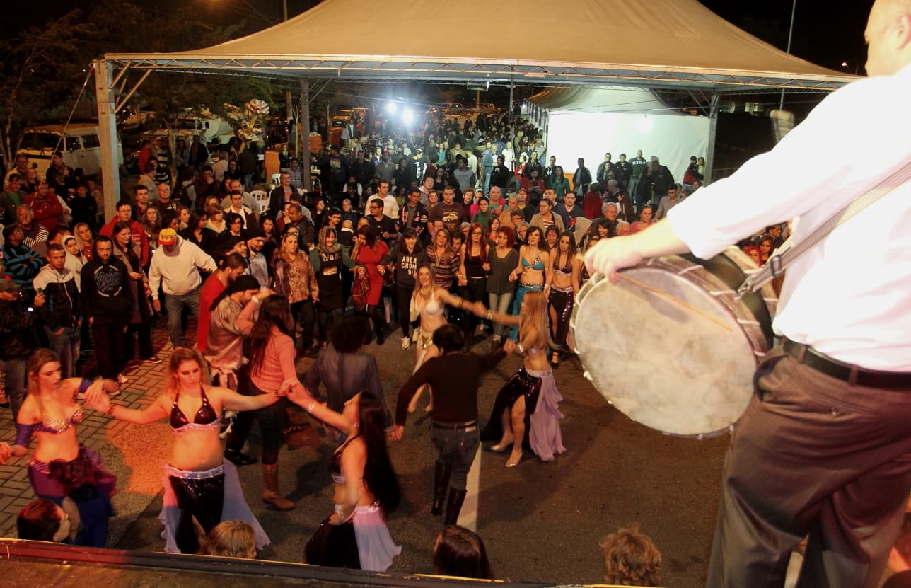 A gastronomia árabe temperada com muita música e dança típicas