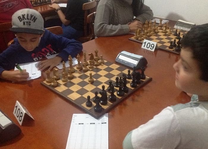 Xadrez de Jacareí fatura três ouros e prata em torneio regional