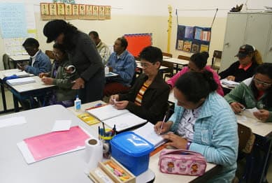 Matrículas para novos alunos do EJA abrem dia 4