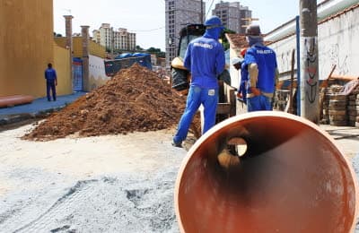 Obra da rede coletora de esgoto avança pela Rua Santa Rosa
