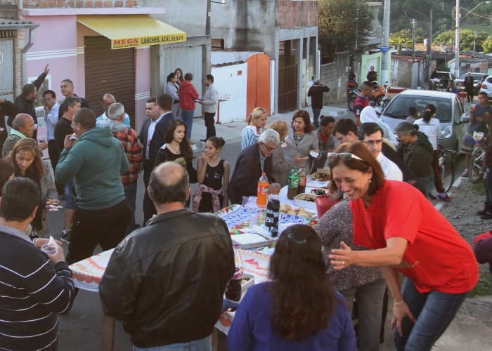 Moradores do Rio Comprido fazem café comunitário para comemorar entrega de asfalto no bairro