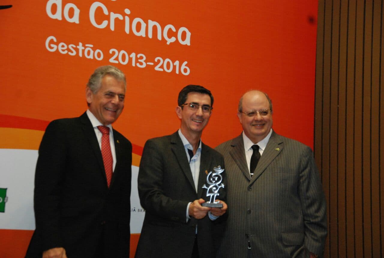 Jacareí recebe prêmio “Prefeito Amigo da Criança” em Brasília