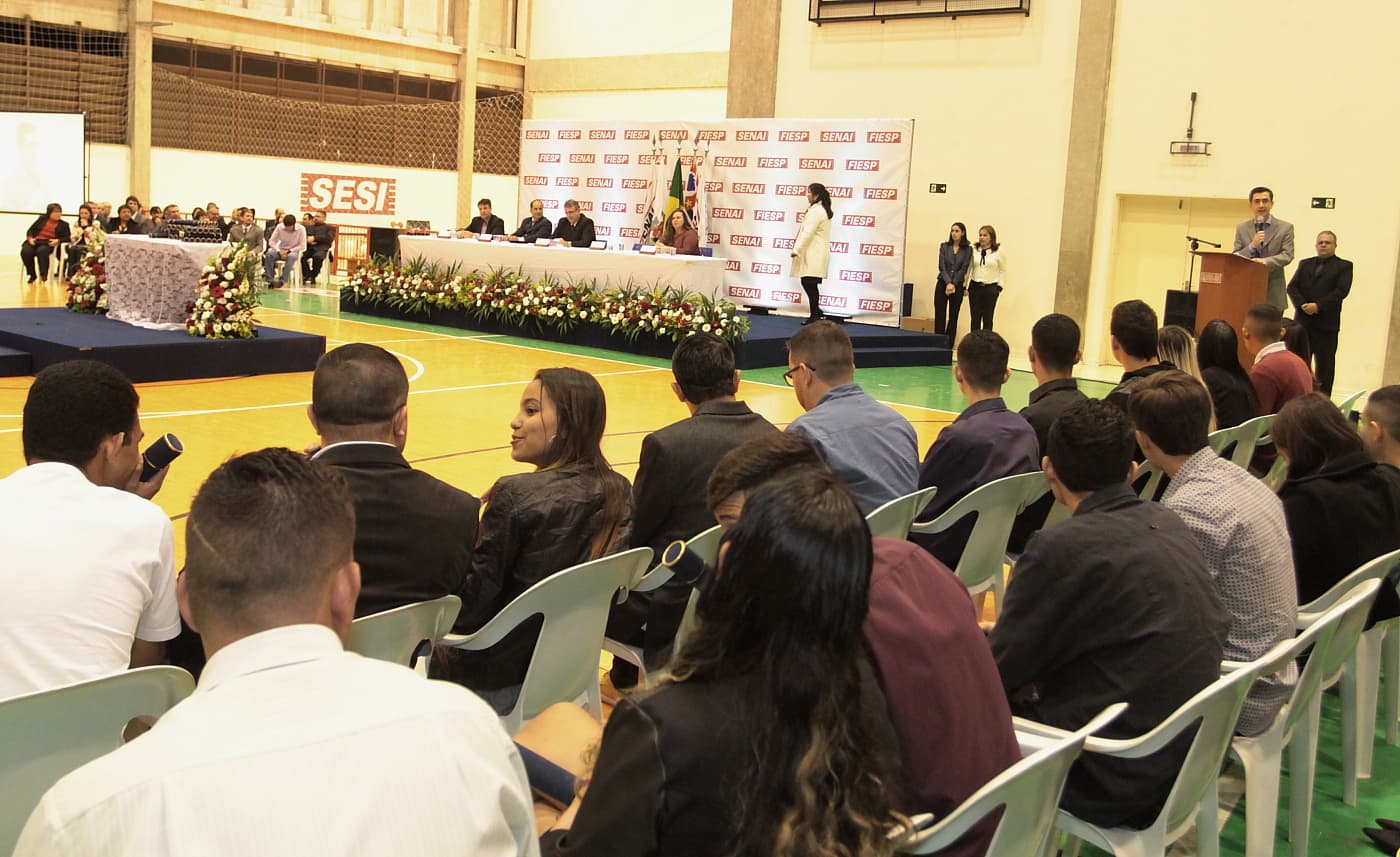 Prefeito participa de formatura do Senai