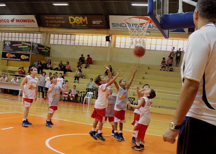 Aulas de futsal e basquete têm matrículas abertas para jovens de 12 a 15 anos