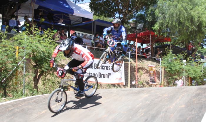 Jacareí Bicicross fatura quatro ouros em etapa do Paulista de BMX