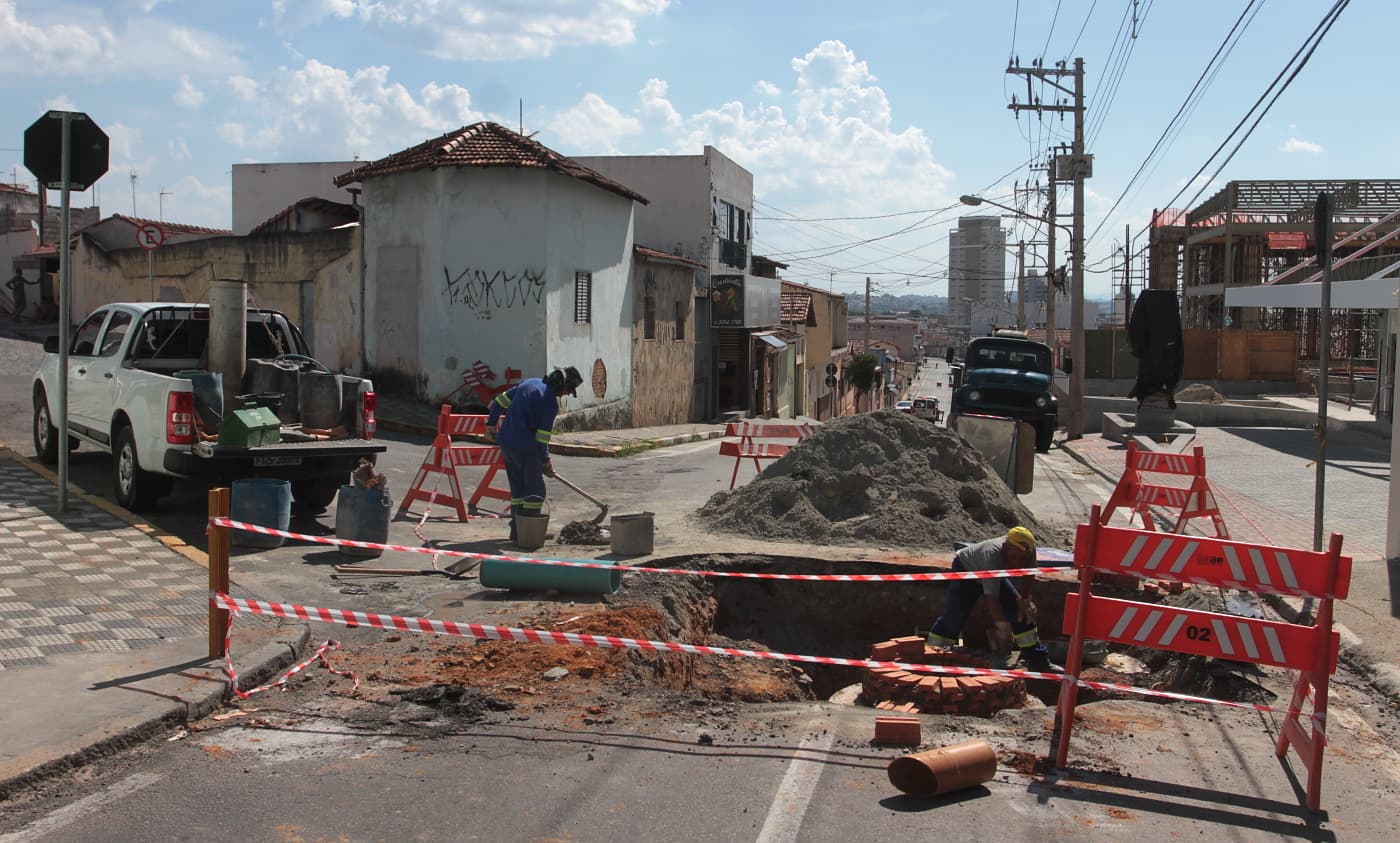 Rua Tiradentes é interditada nesta terça (18) para obras do SAAE