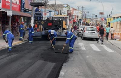 Equipes concluem recapeamento da rua Dr. Lúcio Malta