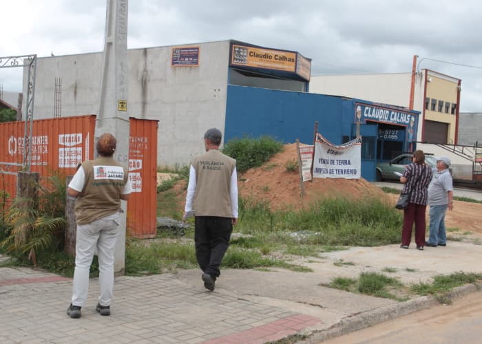 Prefeitura faz vistoria em terrenos e casas e leva orientação no Parque dos Sinos
