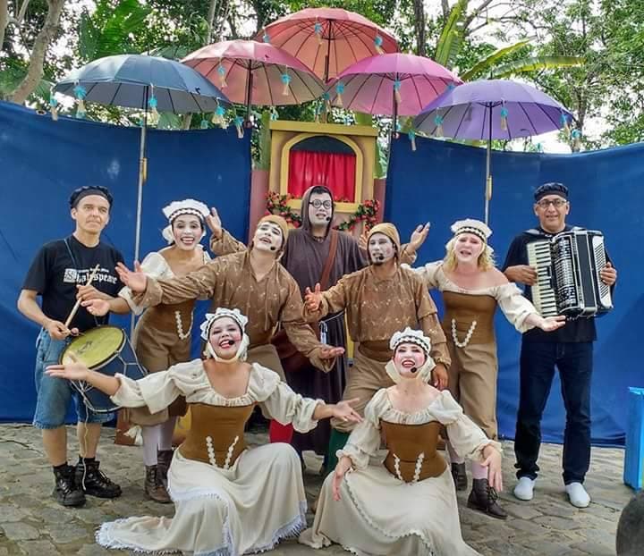 Exposição reúne peças do espetáculo Mini Shakespeare
